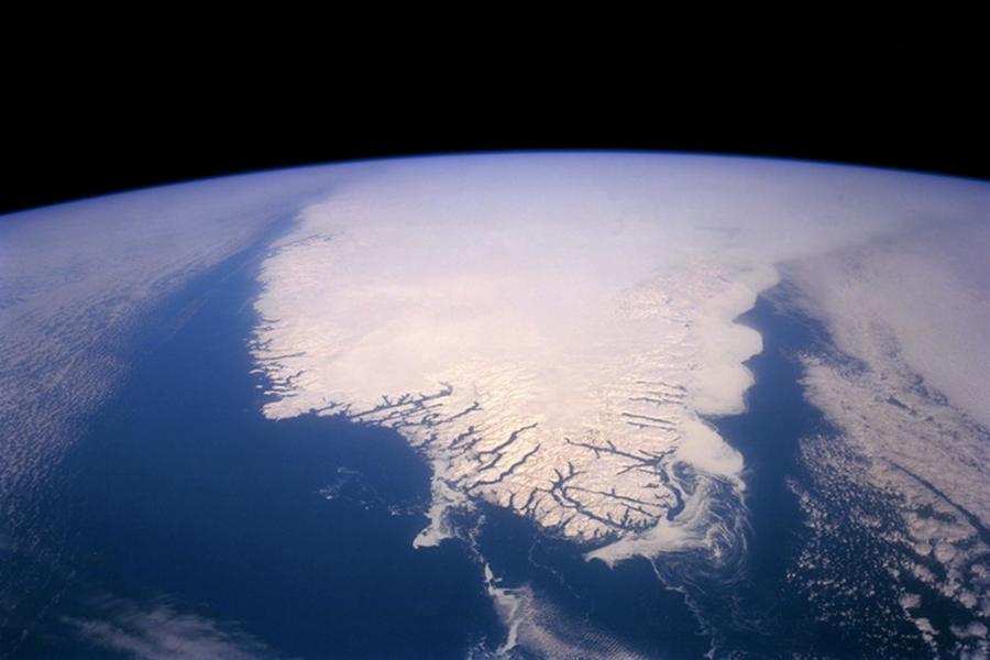 The Greenland Ice Sheet contains approximately 2.9 million km3 of ice