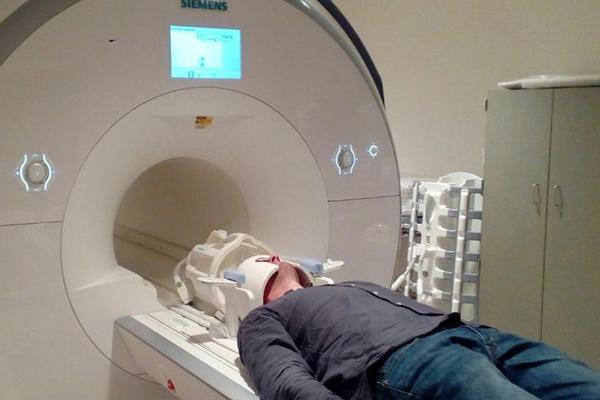 A helmet with ceramic materials inside that enhances an MRI signal would enable shorter scan times and detailed brain images
