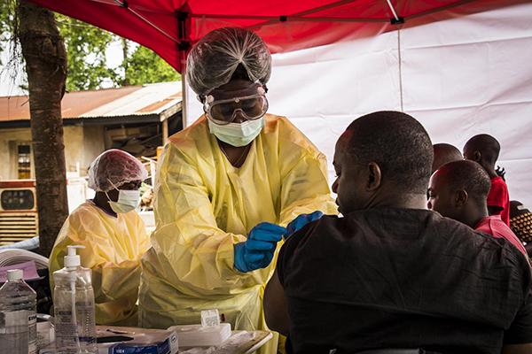 A health care worker in DRC vaccinates a man who has been in contact with someone affected by Ebola